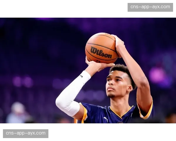 特写：一次成功的“突袭联防”后，文班亚马与索汉激动撞胸