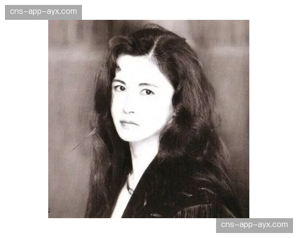 特写：日本新星山本明莉一本获胜后，向看台上的传奇导师田知本爱鞠躬致意